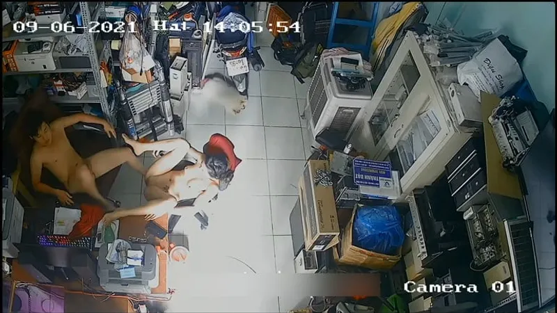 Bà xã ông xã làm tình nhau trong của hàng máy tính