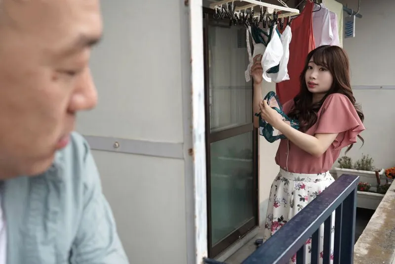 Gã nhà đối diện chuyên soi mói và cặp vợ gã chồng thường xuyên rên la quá to